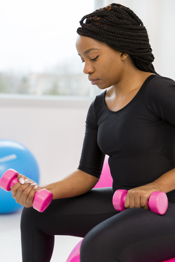 side view woman exercising with weights 1